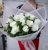 Букет 15 белых роз  с зеленью