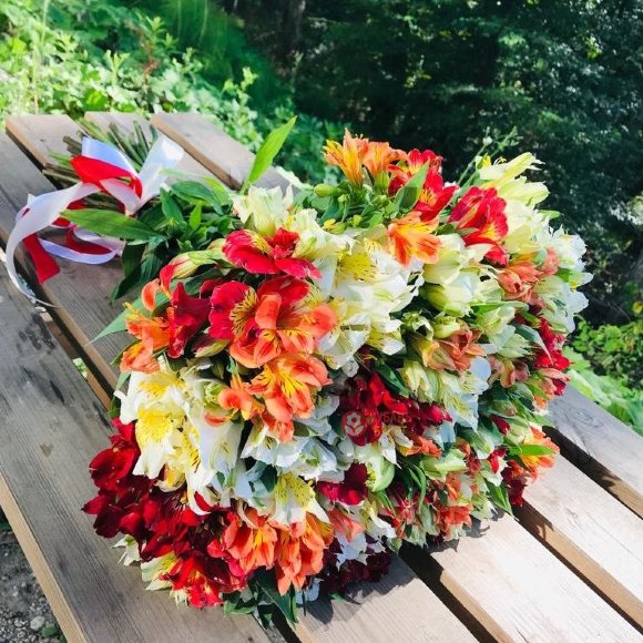 Букет цветов «Перуанские лилии» заказать за 7 830 руб. с доставкой